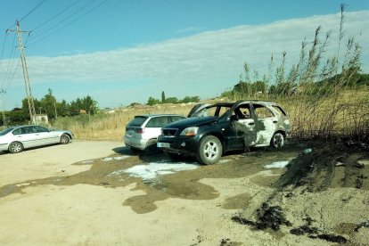 Dos dels vehicles que van resultar afectats en l’incendi d’ahir.