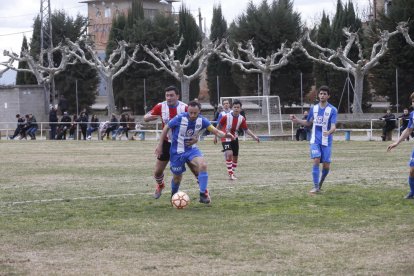 El capità del Torregrossa aguanta l’esfèric davant la pressió rival.