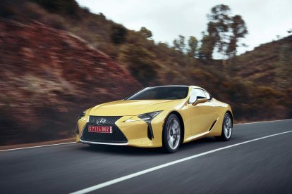 Incorpora  el Lexus Dynamic Handling, amb Sistema de Direcció amb Relació Variable.