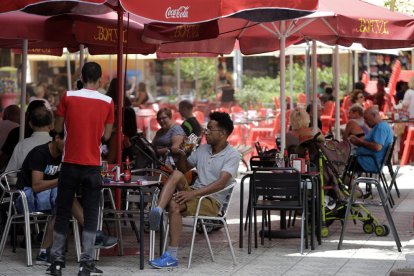 Las terrazas son una de las opciones para afrontar el calor. En la imagen, una ayer en La Pobla de Segur. 