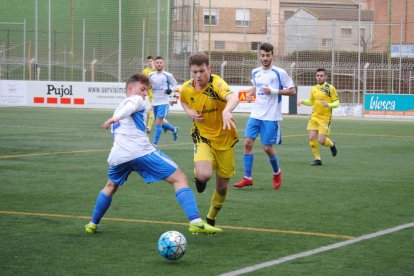 Un defensor del Mollerussa trata de impedir el avance de un rival durante un lance del partido