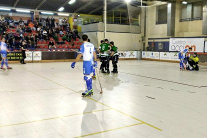 Joan Cañellas observa com els jugadors de l’Alcobendas celebren un dels gols.