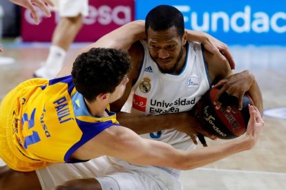 El madridista Randolph pugna amb Oriol Paulí.