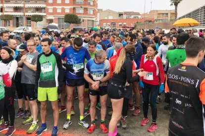 Els atletes participants van haver de fer front al fred en els moments previs a la sortida.