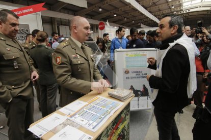 Imagen de archivo de la protesta delante del stand del Ejército del año pasado