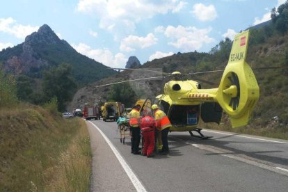 Els serveis d'emergència treballen al lloc de l'accident.