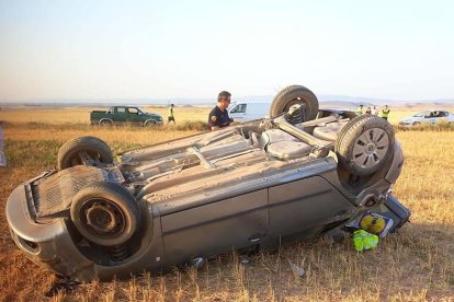 El vehicle de la víctima va quedar bolcat al costat de la carretera ahir a la localitat de Belchite.