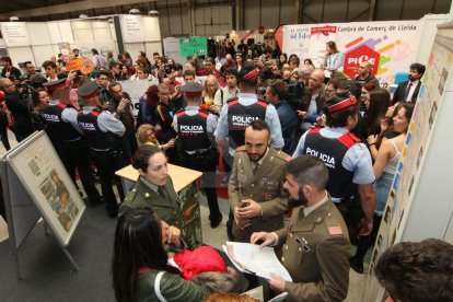 Un cordó dels mossos d'esquadra separa els manifestants dels militars.