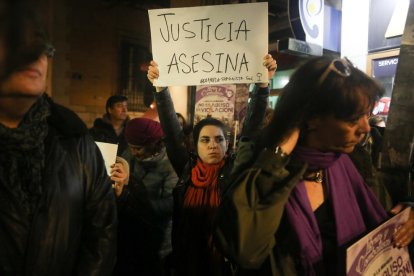 Imatge de la concentració contra la sentència de La Manada al ministeri de Justícia, ahir.