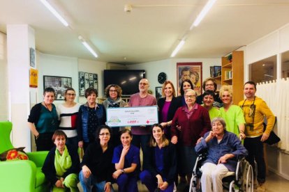 L’acte d’entrega dels 1.000 euros a la Creu Roja de les Garrigues.