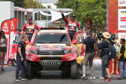 El pilot qatarià Nasser Al-Attiyah i el copilot, el francès Matthieu Baume, ahir a l’inici de l’etapa.