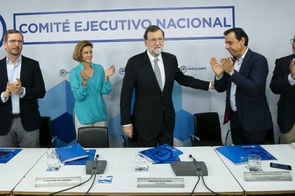 Rajoy rep l’ovació de la cúpula del PP assistent al comitè executiu nacional del partit.