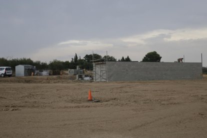 Las obras del nuevo cementerio de Alcarràs, que supondrán la construcción de 120 nuevos nichos.