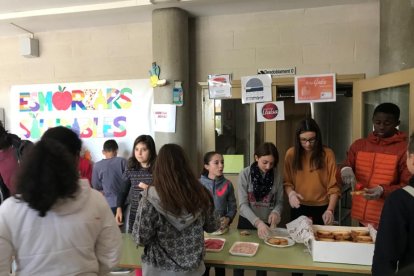 Dinars saludables a l’institut - Els dinars a l’institut d’Alcarràs han tingut en compte que molts alumnes no mengen derivats del porc, de manera que a les safates s’ha pogut escollir entre diverses opcions.