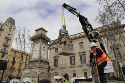 Imatge de la retirada del monument del marquès de Comillas, Antonio López.