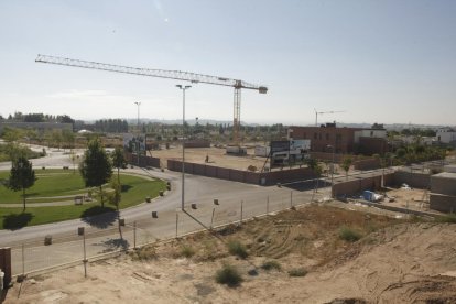 Imagen de archivo de la construcción de un edificio en la ciudad. 