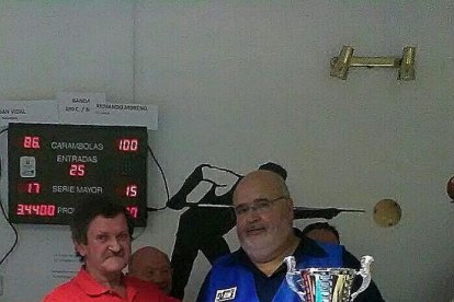 El leridano Armando Moreno recibiendo en trofeo.