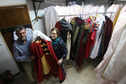 Josep Lluís Gázquez i Glòria Manuel, president i secretària de Moros i Cristians, mostrant ahir alguns dels vestits de la festa.