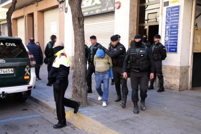 Agentes de la Guardia Civil acompañan al tercero de los detenidos ayer en Cappont.