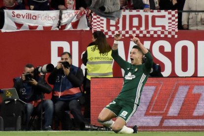 Sergio León celebra el cuarto gol del Betis.