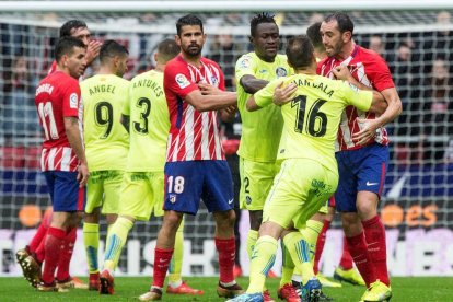 Cala i Godín pugnen en una acció del partit, davant de la mirada de Diego Costa.