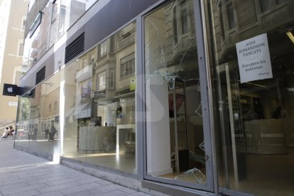 Estado en el cual quedó la puerta de la tienda después del robo