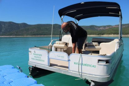 Un dels catamarans que ofereixen visites fins al congost.