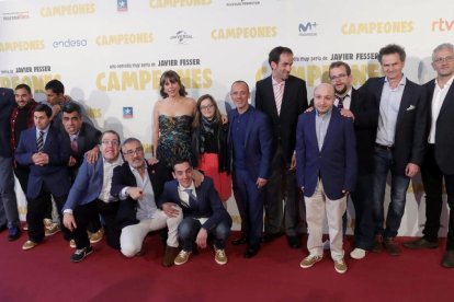 El director i els actors de 'Campeones' durant la presentació de la pel·lícula.