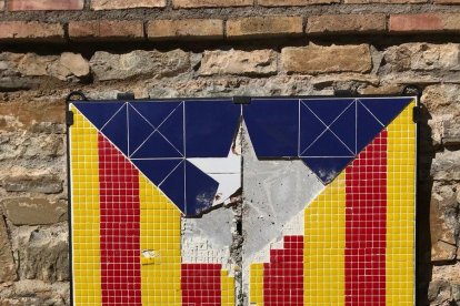 El mosaic de l'estelada de la Pobla, trencat.