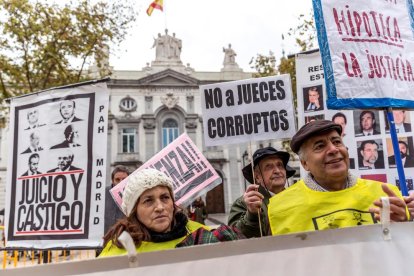 Protesta de clients bancaris ahir davant de les portes del Tribunal Suprem.