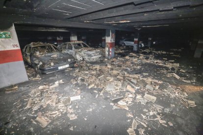 Vehículos calcinados en el incendio declarado el domingo en un parking de la avenida del Segre. 