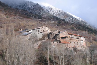 Veïns de Mencui, a Soriguera, avisen d’esquerdes per la caiguda d’un talús