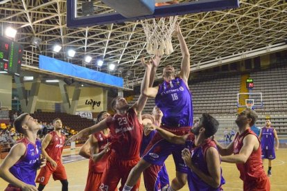 Juan Oliva, amb el dorsal 16, durant un partit de la temporada passada amb l’Agustinos.