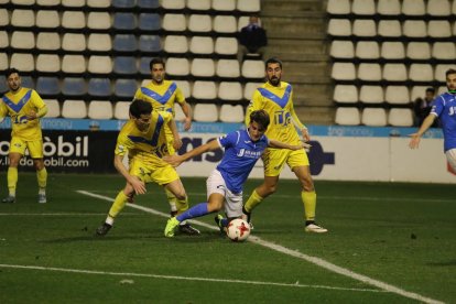 Juanto Ortuño, el jugador acabat de fitxar que ahir va debutar com a titular, lluita per una pilota.