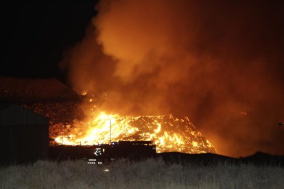 L’incendi va calcinar una part de l’abocador de Montoliu. 