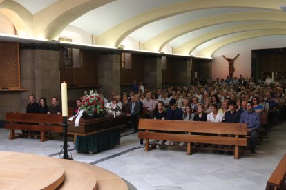 Un moment del funeral per l’artista Víctor Pérez Pallarès a Santa Teresina, plena per acomiadar-lo.