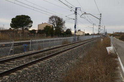 La nova tanca que separa les dos vies a Vallcalent va començar a instal·lar-se dijous passat.