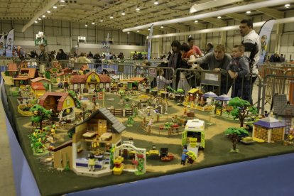 A la izquierda, las figuras más deseadas entre los coleccionistas. A la derecha, uno de los dioramas y piezas de gran tamaño en la feria. 