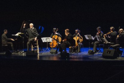 El veterano cantautor de Tàrrega Xavier Ribalta presentó el sábado los temas de su nuevo disco.