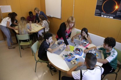 Els alumnes han de respondre a unes qüestions construint la seua realitat amb peces de Lego.