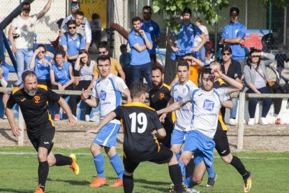 Una acción del partido disputado ayer entre La Fuliola y el Pinyana.