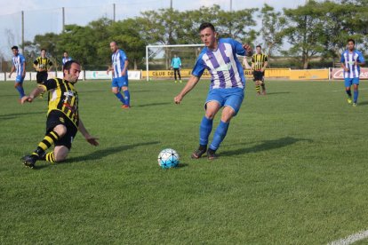 Un jugador de l’Angulària intenta tallar l’avenç d’un altre del Vilanova de l’Aguda. 