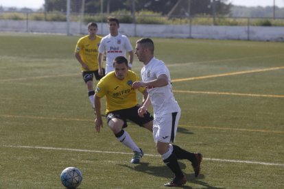 Un jugador del Borges, presionado por uno del Lleida B, intenta pasar el balón a un compañero.