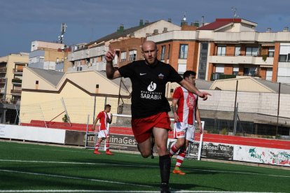 Vendrell celebrando uno de los dos goles que consiguió ayer.