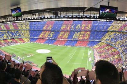 El Camp Nou formó un espectacular mosaico antes del duelo.