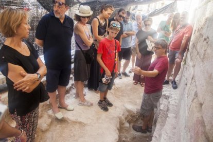 Visita guiada - El director tècnic del Museu Comarcal de l’Urgell, Oriol Saula, va oferir diumenge una visita a l’excavació arqueològica en la qual va explicar les troballes a la vintena d’assistents. Entre els descobriments destaquen inte ...