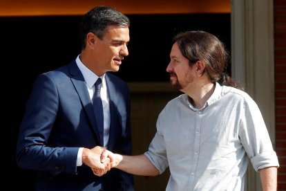 Pedro Sánchez y Pablo Iglesias antes de entrar en la Moncloa.