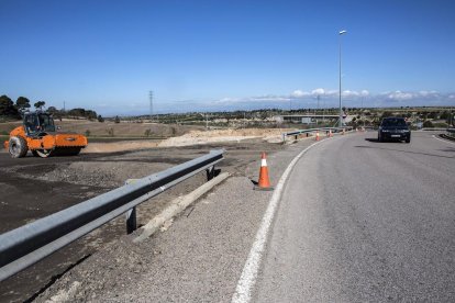 Trabajos para abrir ya la nueva entrada desde la antigua carretera de Guissona, la L-311.