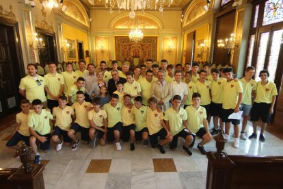 Los jugadores de los tres equipos del Mercedarios CF fueron recibidos ayer en la Paeria.