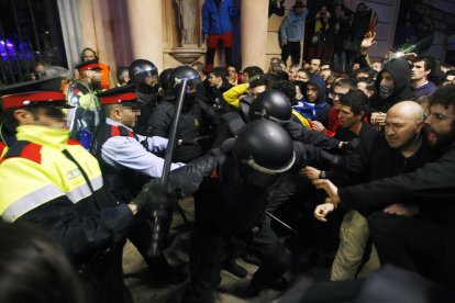 Momento de la carga de los Mossos d’Esquadra. 